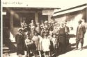 1923-28ago-portineria-gruppo-con-bambini-amc